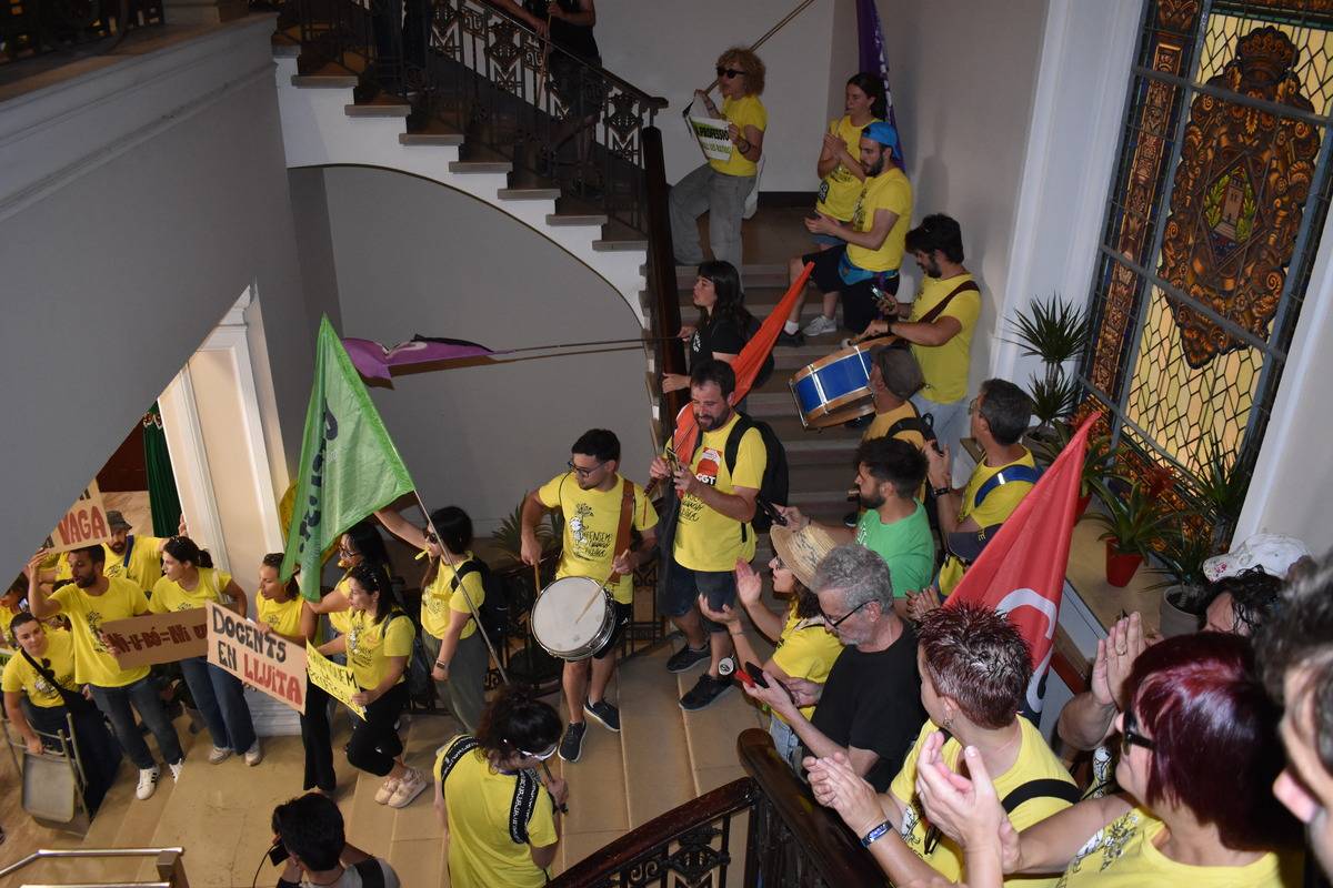 Docents ebrencs ocupant l`Ajuntament de Tortosa en una nova jornada de vaga.