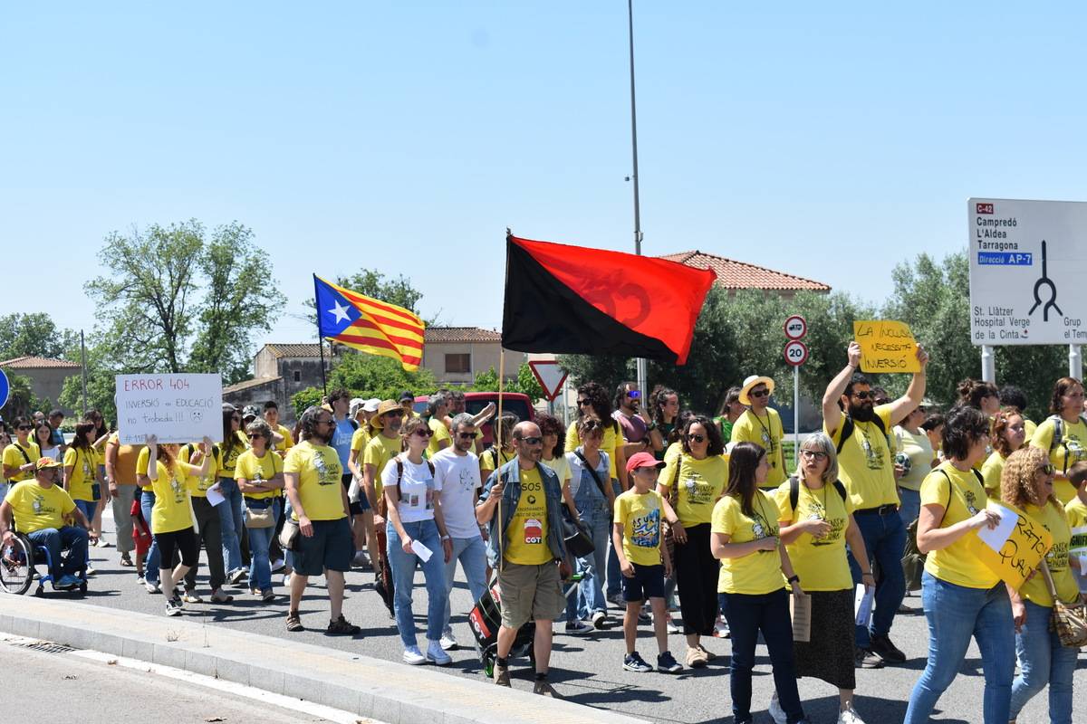 Columna de docents del Montsià paralitzant el trànsit de Tortosa en una nova jornada de vaga.