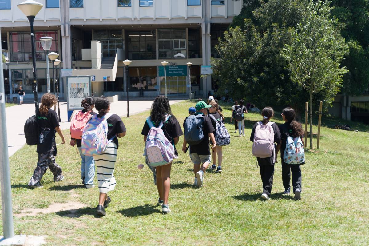 Els infants de les escoles vallesanes inunden la gespa del campus de la UAB