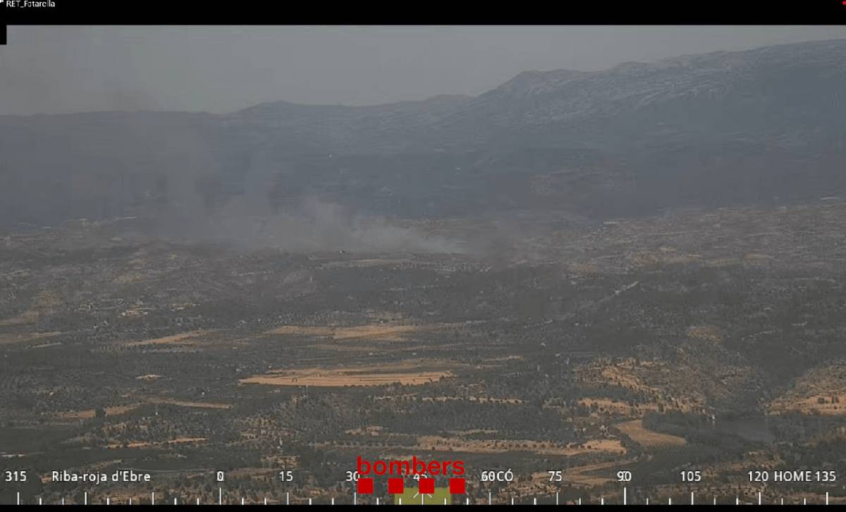 Els Bombers treballen en un incendi de vegetació a Vinebre
