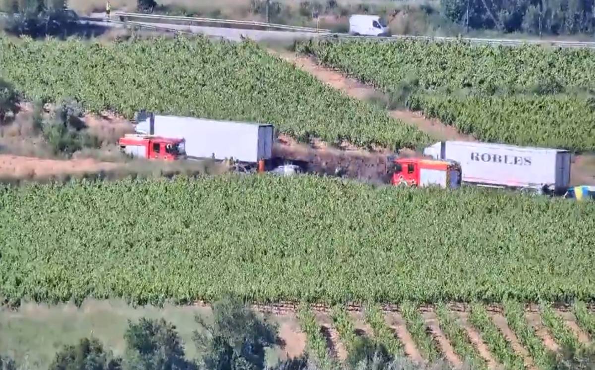 Un cotxe incendiat i quatre ferits en un accident a Sant Sadurní d'Anoia