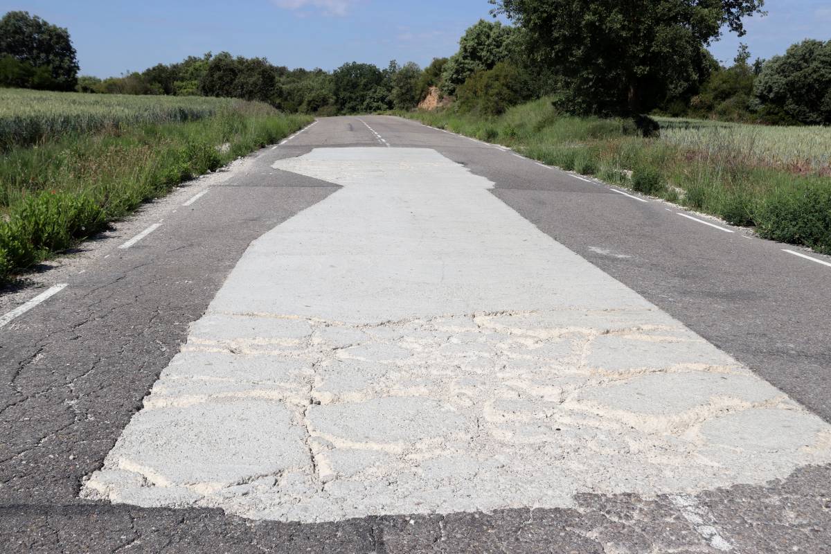 Un pedaç a la carretera que uneix Ardèvol i Torà   - Mar Martí 