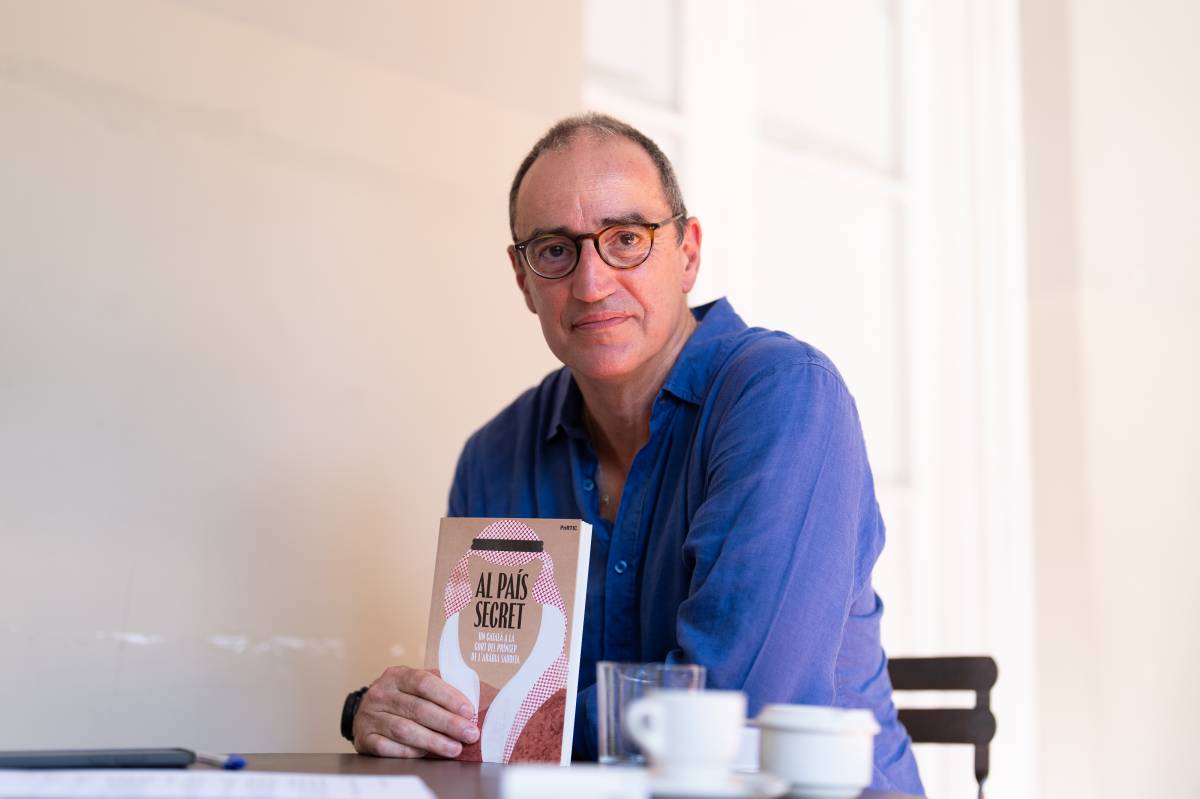 Antoni Vives, amb el seu darrer llibre. - Ricard Novella Antoni Vives, amb el seu darrer llibre.