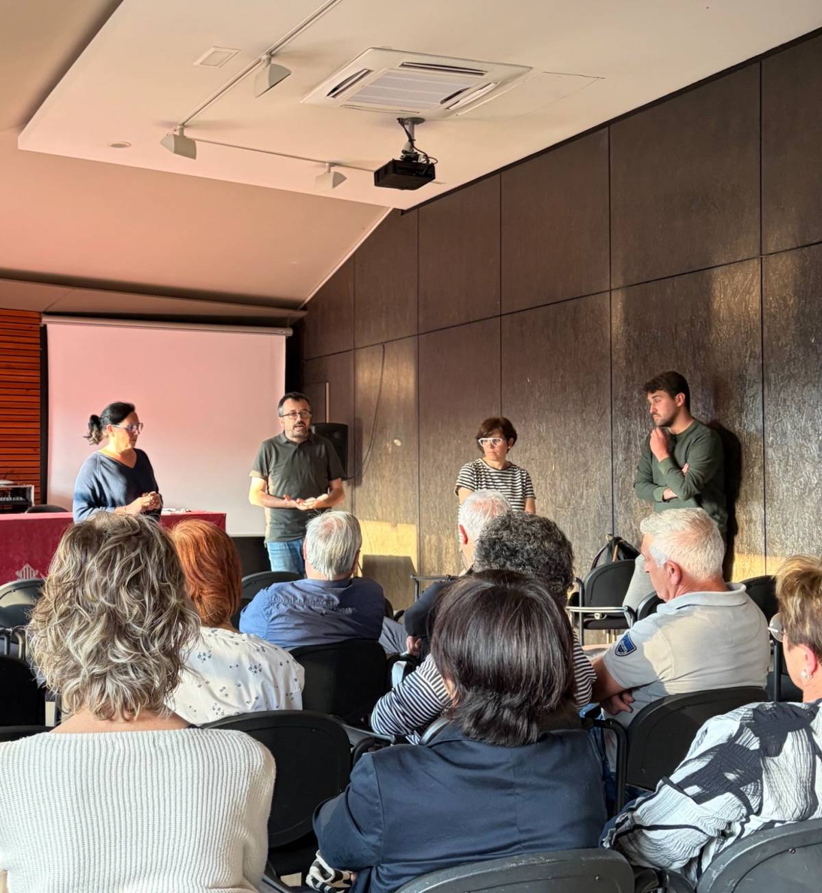 Solsona resol dubtes al veïnat sobre la promoció de 50 habitatges assequibles al carrer Antoni Gaudí