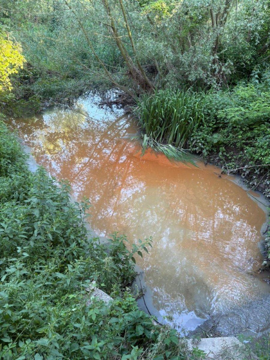 Investiguen un vessament de gasoil o dissolvent al riu Ter a Manlleu