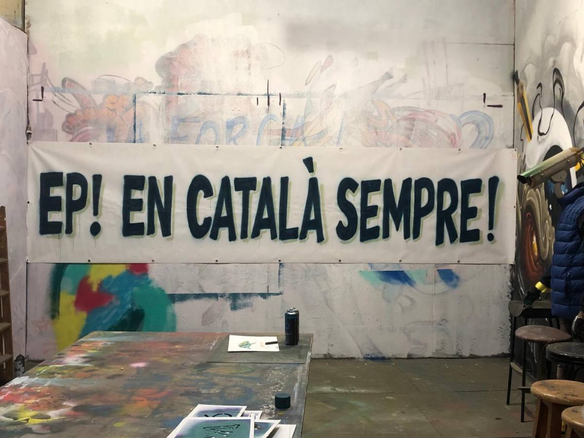 Pancarta que es desplegarà a la plaça del Doctor Robert
