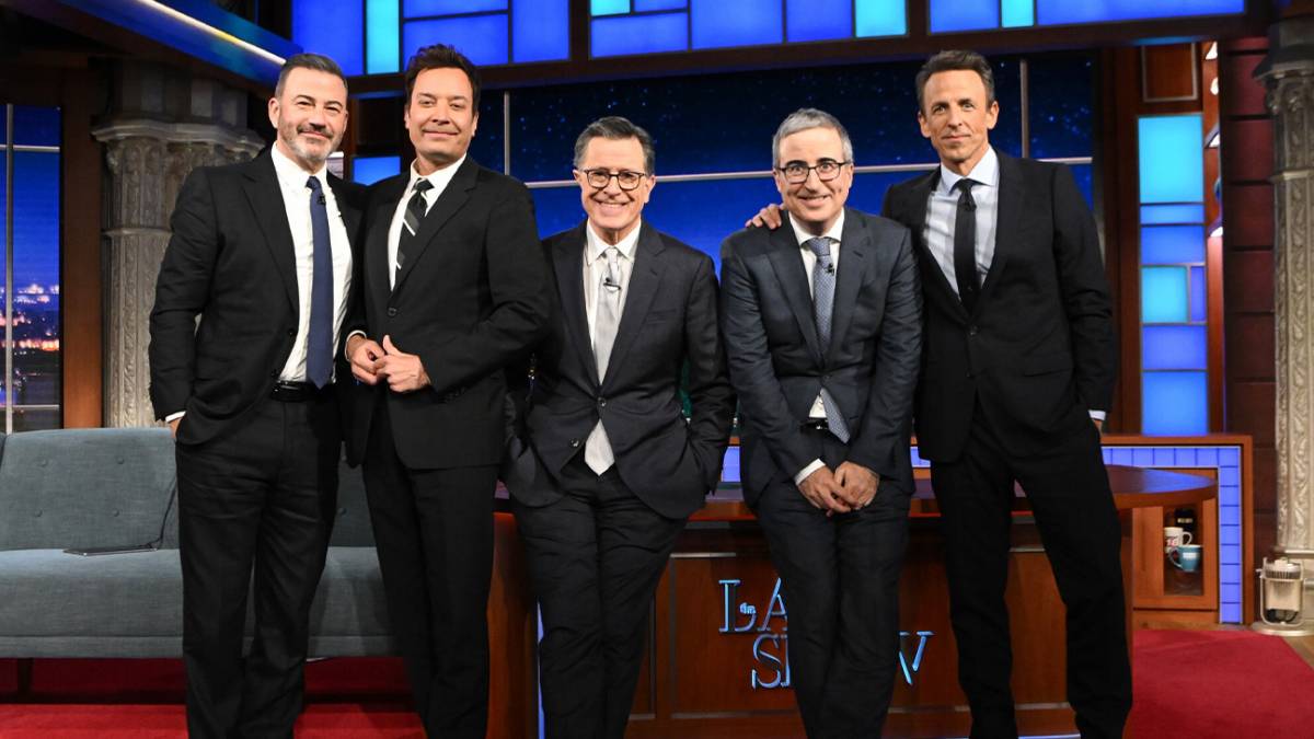 Stephen Colbert, al mig, rodejat de: Jimmy Kimmel, Jimmy Fallon (a l`esquerra), John Oliver i Seth Meyers (a la dreta)