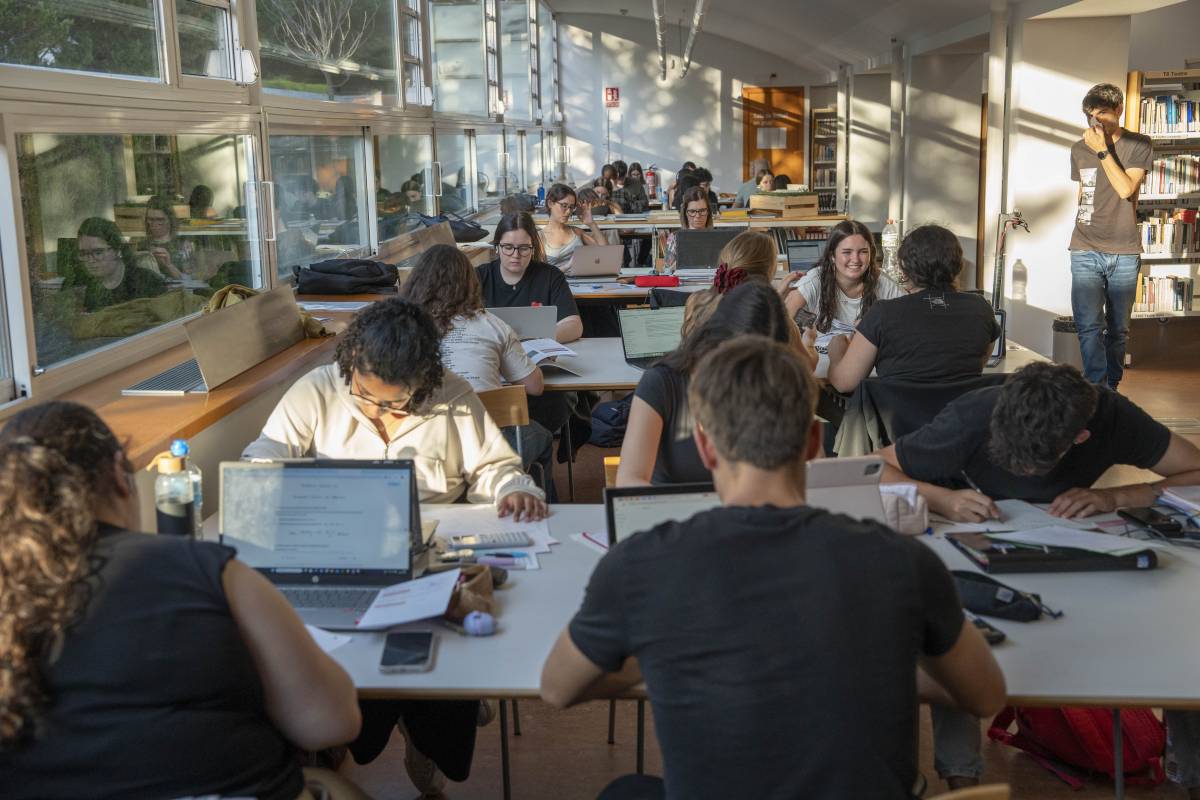 Estudiants nocturns a la biblioteca per a preparar les PAU: “Al matí prefereixo dormir fins tard i allargar a les nits”