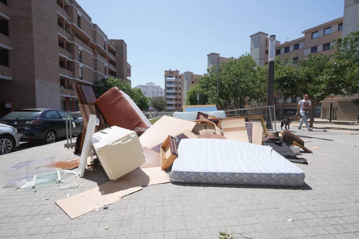 Queixes veïnals al Centre per l’abandonament de mobles i electrodomèstics al carrer