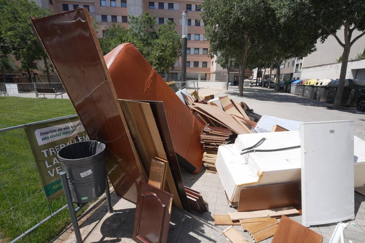 Acumulació de mobles i electrodomèstics abandonats al Centre - DAVID CHAO Acumulació de mobles i electrodomèstics abandonats al Centre