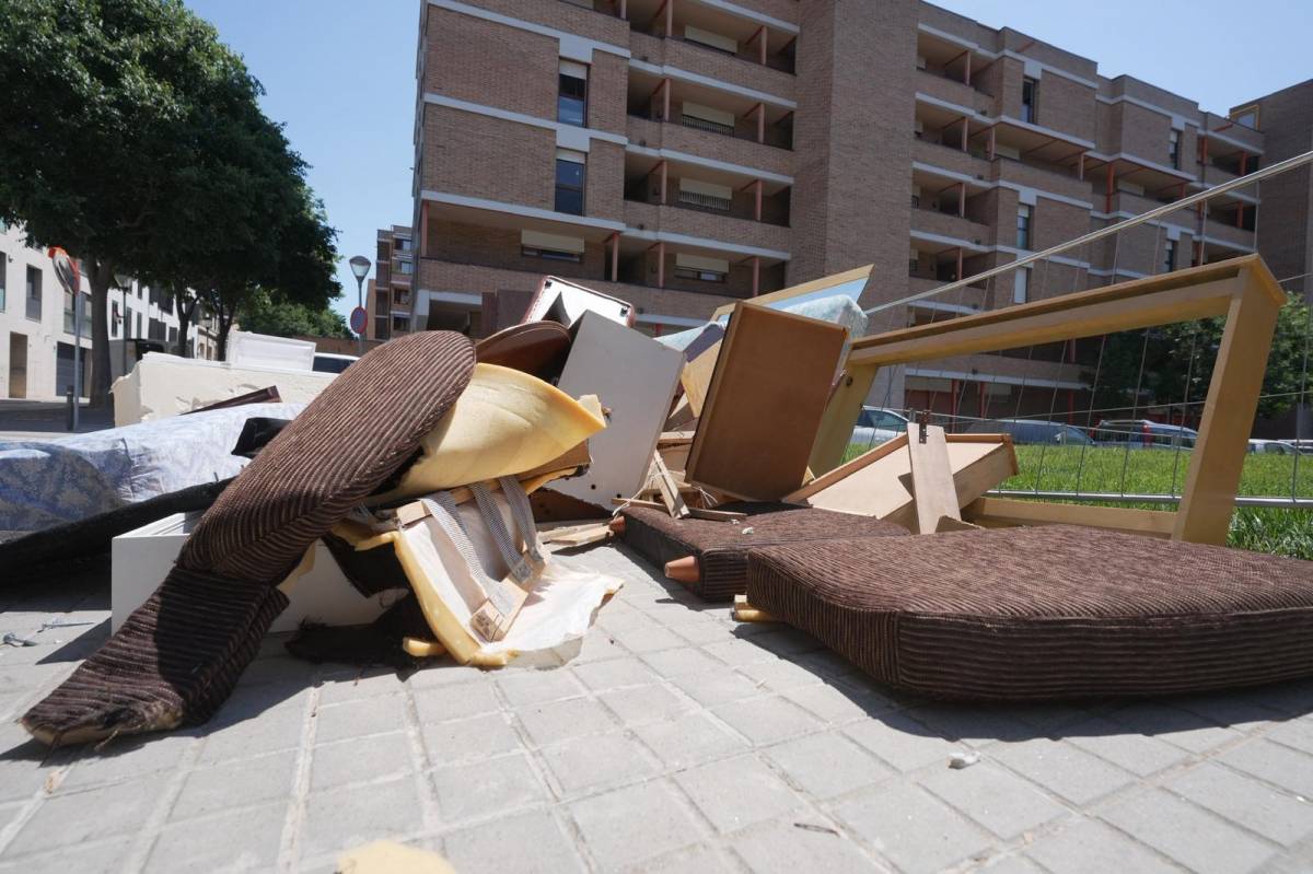 Acumulació de mobles i electrodomèstics abandonats al Centre - DAVID CHAO Acumulació de mobles i electrodomèstics abandonats al Centre