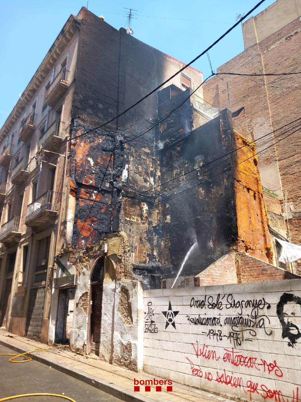 Controlat l'incendi d'un solar a Reus que només ha cremat runa
