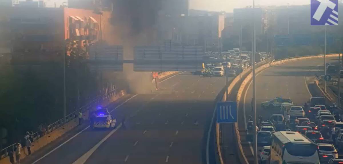 S'incendia un autobús a la C-31 a Badalona