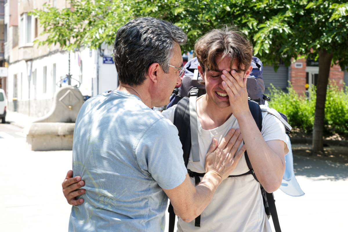 L`aventurer terrassenc ha tingut una tornada emotiva a la plaça del Progrés, on la família i els amics l`esperaven - Lluís Clotet L`aventurer terrassenc ha tingut una tornada emotiva a la plaça del Progrés, on la família i els amics l`esperaven