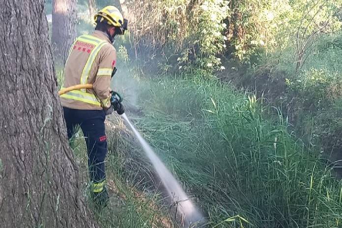 Els Bombers frenen un incendi de rostolls al Molí dels Capellans de Solsona