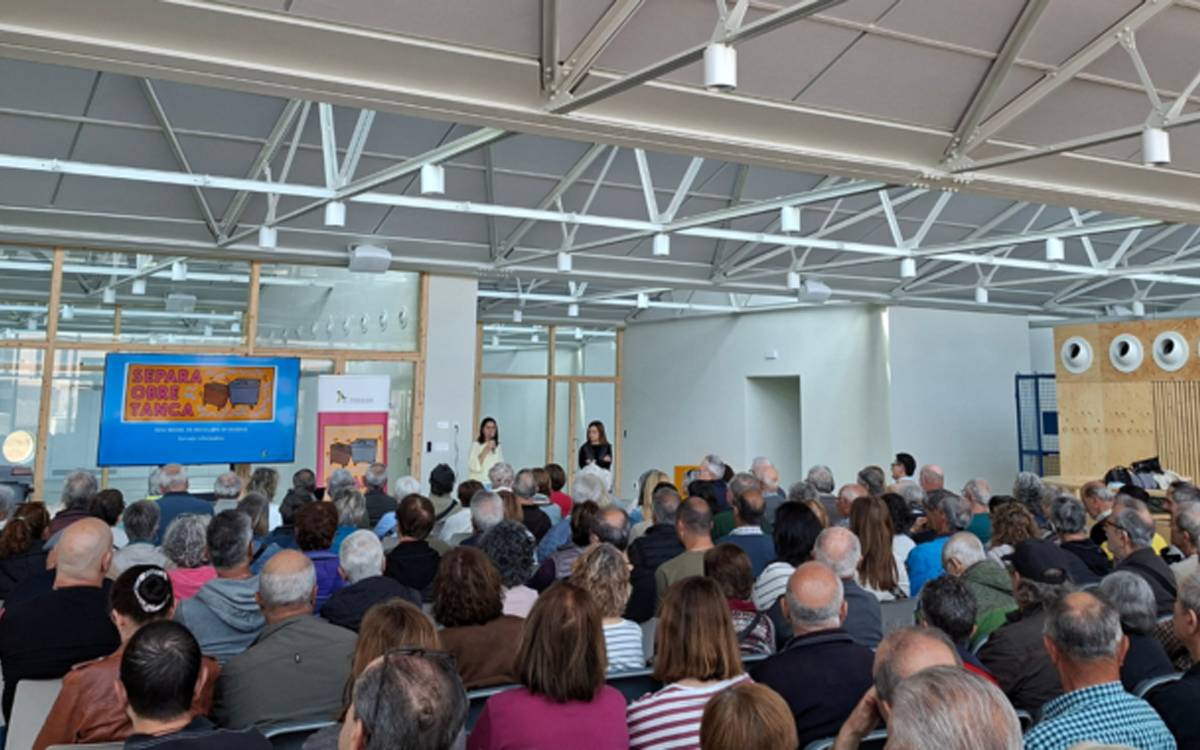 Moià presenta el nou sistema de contenidors tancats davant de 400 persones