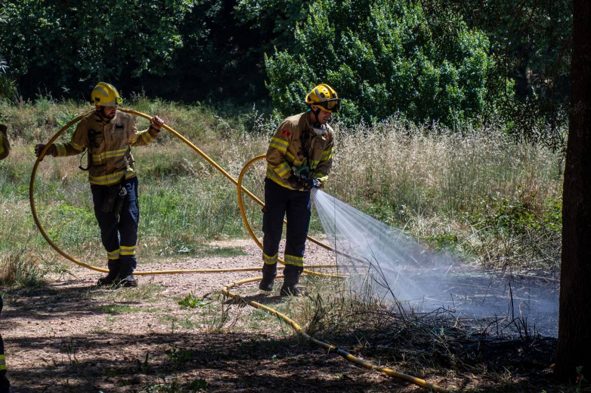 Petit incendi de vegetació al parc de la Clota