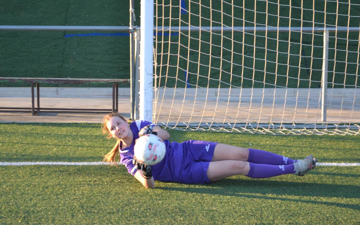 Greta Brunet fent una aturada durant un entrenament al camp de futbol de la Mion - Pere Fontanals Greta Brunet fent una aturada durant un entrenament al camp de futbol de la Mion