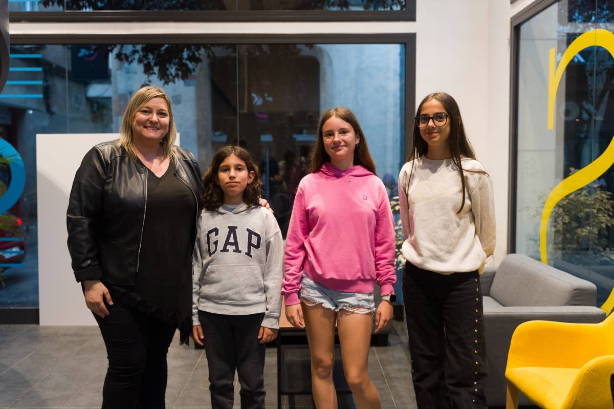 La regidora Laura Reyes, amb els tres consellers