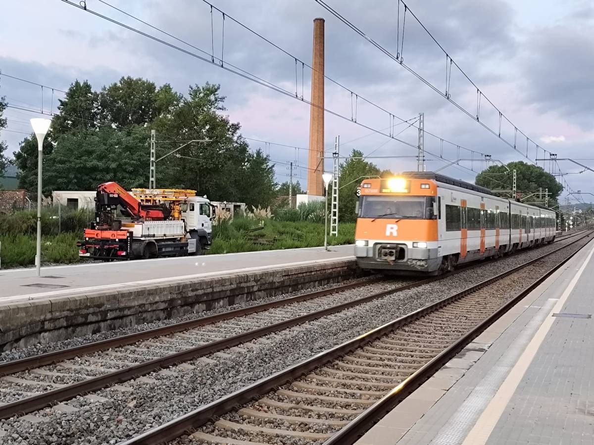 Usuaris de Renfe units contra el desgavell de l'R11: «Paguem dos cops per un servei deficient»
