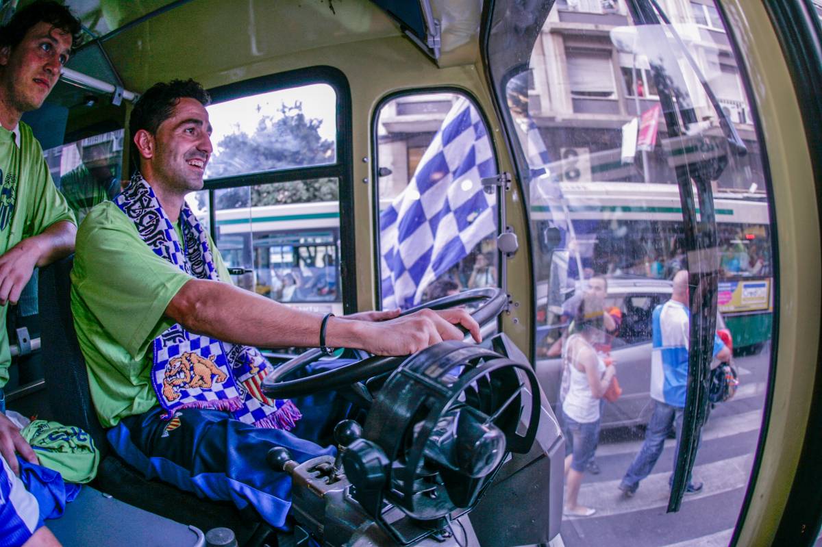 Juanje Rodríguez va conduir l`autobús durant la celebració de l`ascens - Juanma Peláez Juanje Rodríguez va conduir l`autobús durant la celebració de l`ascens