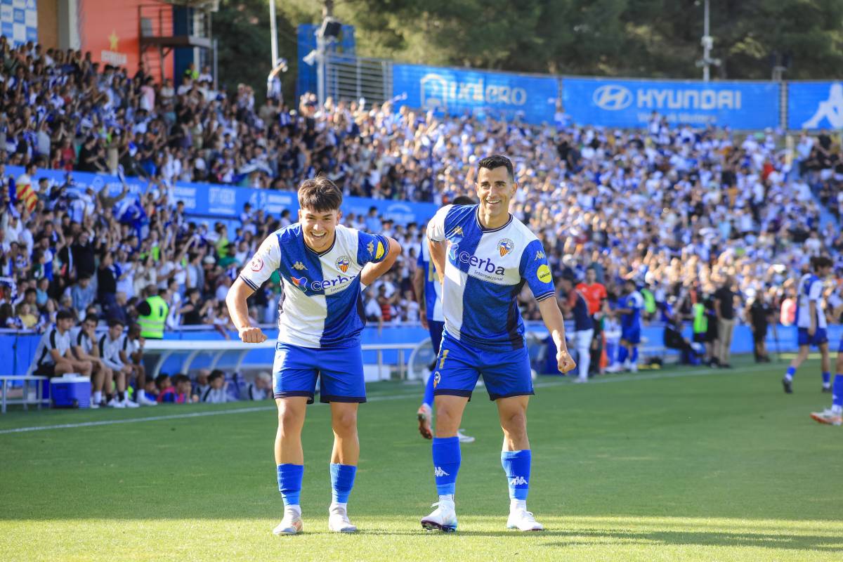 Miguelete i Rubén Martínez van fer els gols de l`ascens arlequinat - Victor Castillo Miguelete i Rubén Martínez van fer els gols de l`ascens arlequinat