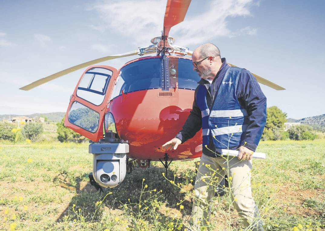 Els helicòpters sobrevolen l’espai natural del Vallès Occidental i fan lectures a distància de temperatura i en 3D - Víctor Castillo Els helicòpters sobrevolen l’espai natural del Vallès Occidental i fan lectures a distància de temperatura i en 3D