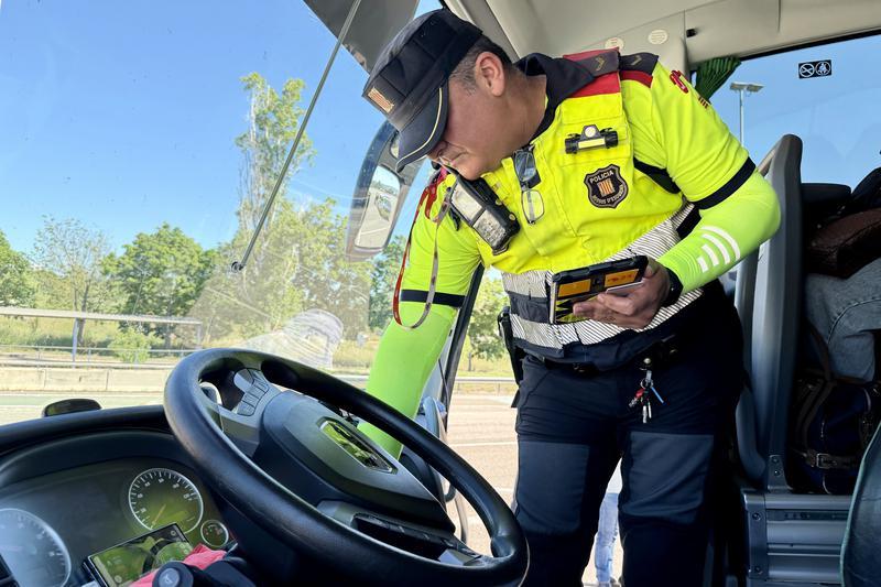 Més presència policial a les carreteres per controlar el transport escolar, de menors i de viatgers 