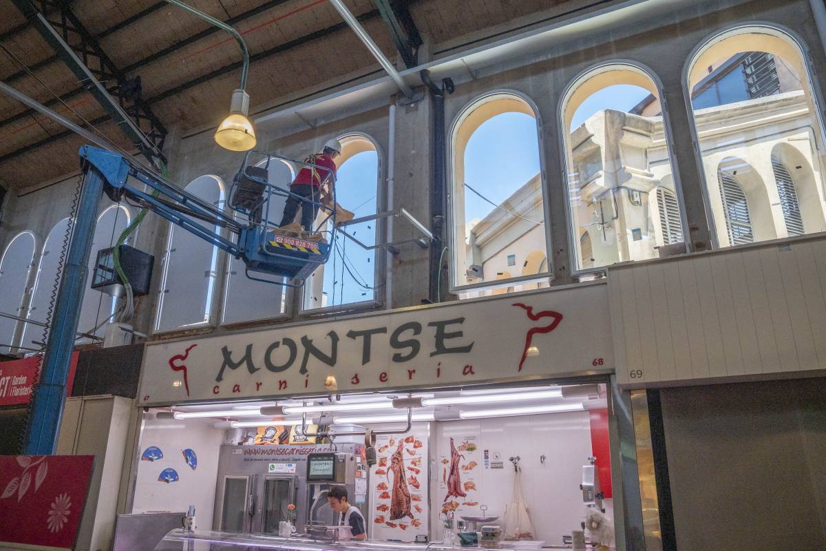 Operaris al Mercat de la Independència extraient els porticons de les finestres - Nebridi Aróztegui
