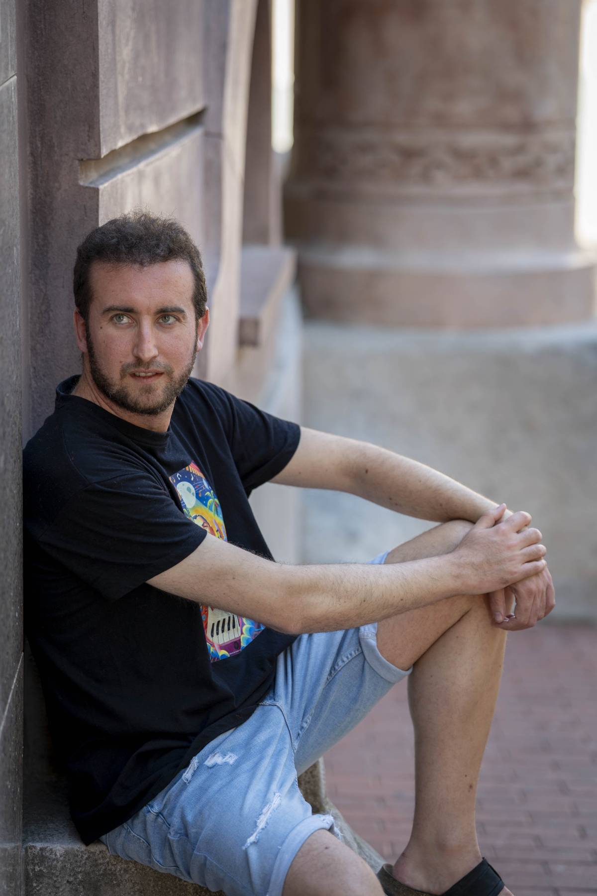 Baró, amb una samarreta promocional del muntatge, a les portes del Teatre Principal - Alberto Tallón Baró, amb una samarreta promocional del muntatge, a les portes del Teatre Principal