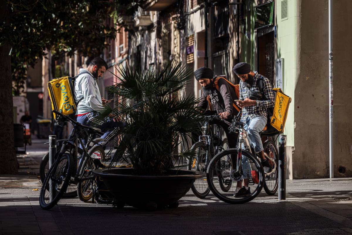 El salari brut anual de les persones migrades és un 22% inferior al dels nascuts a l'Estat