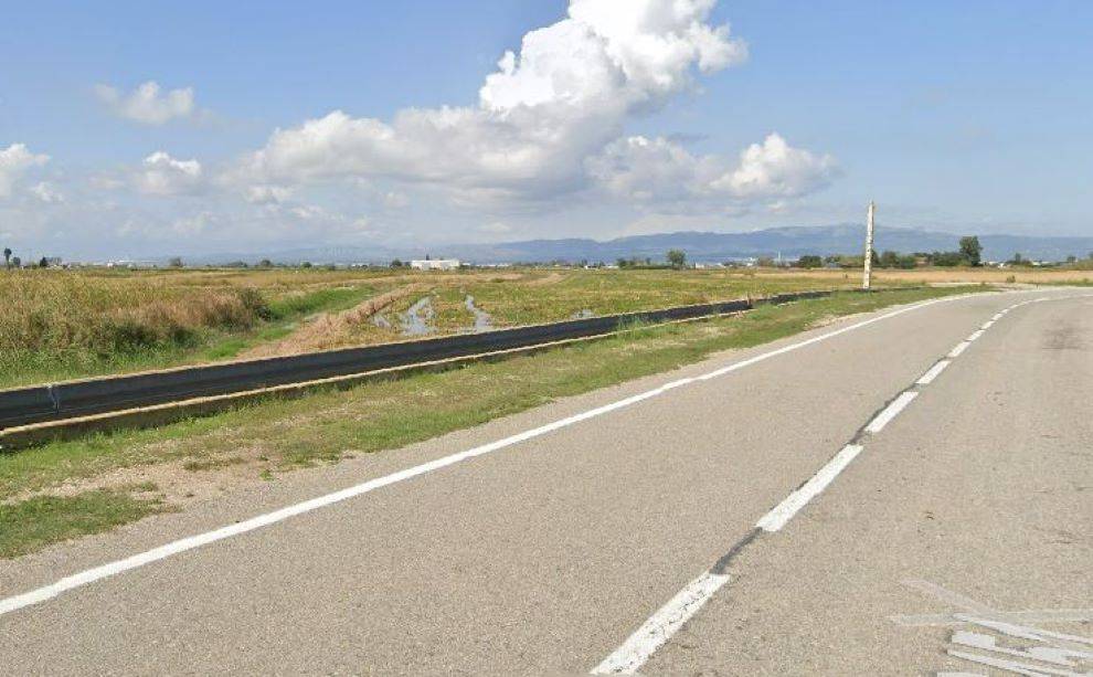 Mor un motorista després de sortir de la via i caure a un canal a Deltebre