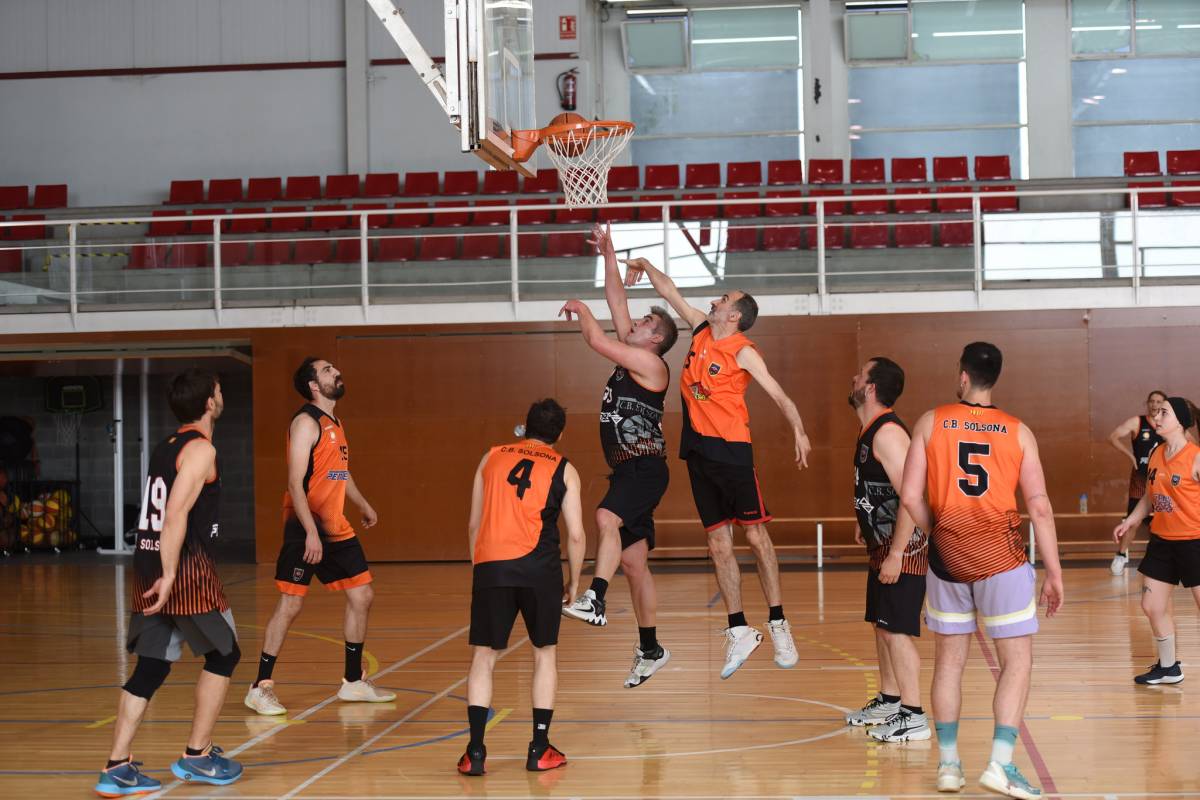 El bàsquet de lleure del CB Solsona clou la temporada amb un partit mixt de veterans
