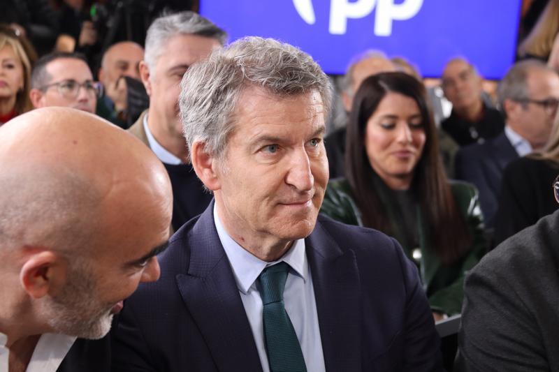 Més joves i més dones: el pla de Feijóo per renovar les cúpules territorials a Catalunya