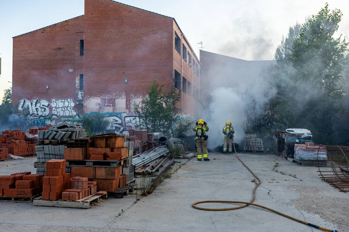 Els Bombers treballen per un incendi a Badia - Juanma Peláez Els Bombers treballen per un incendi a Badia