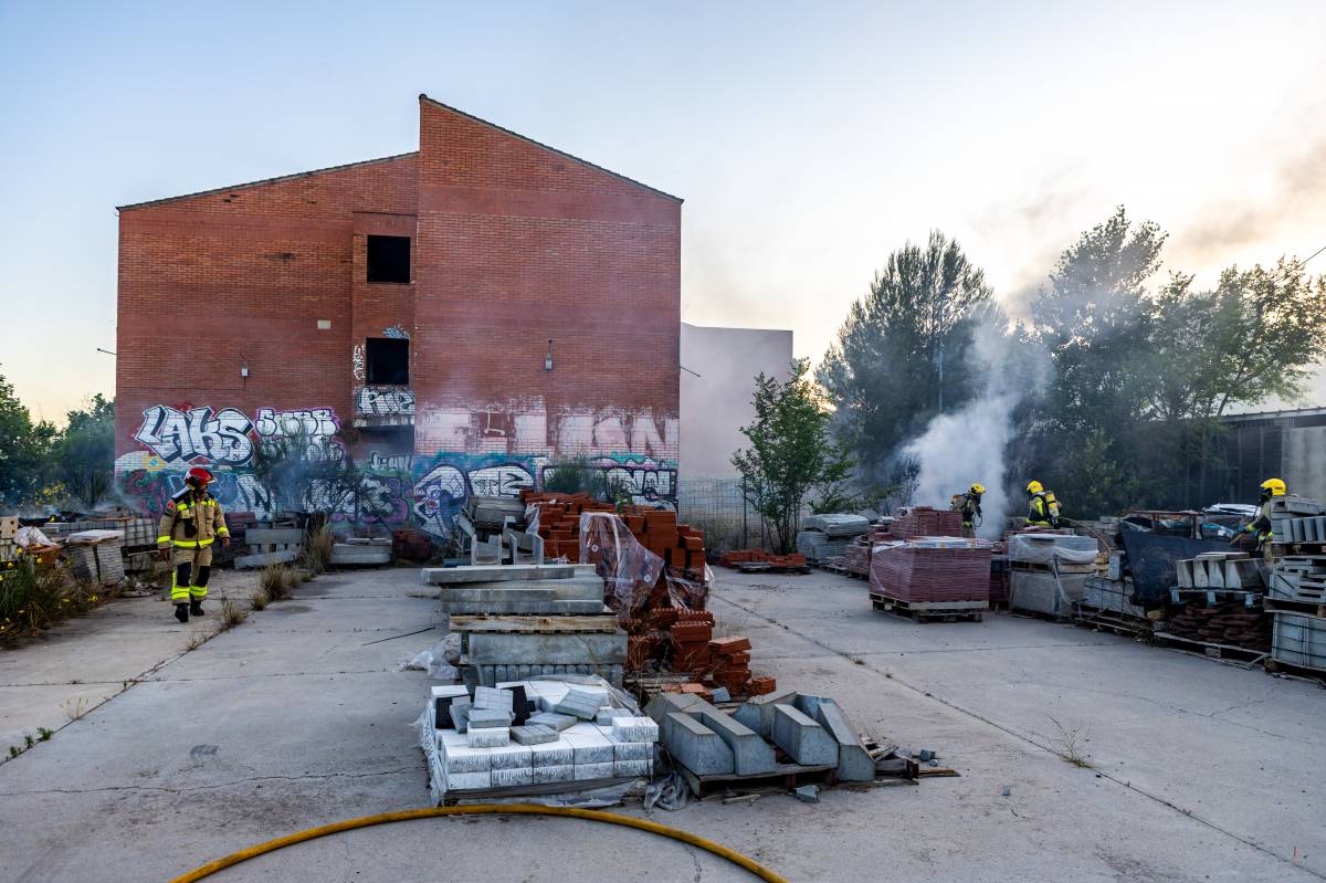 Els Bombers treballen per un incendi a Badia - Juanma Peláez Els Bombers treballen per un incendi a Badia