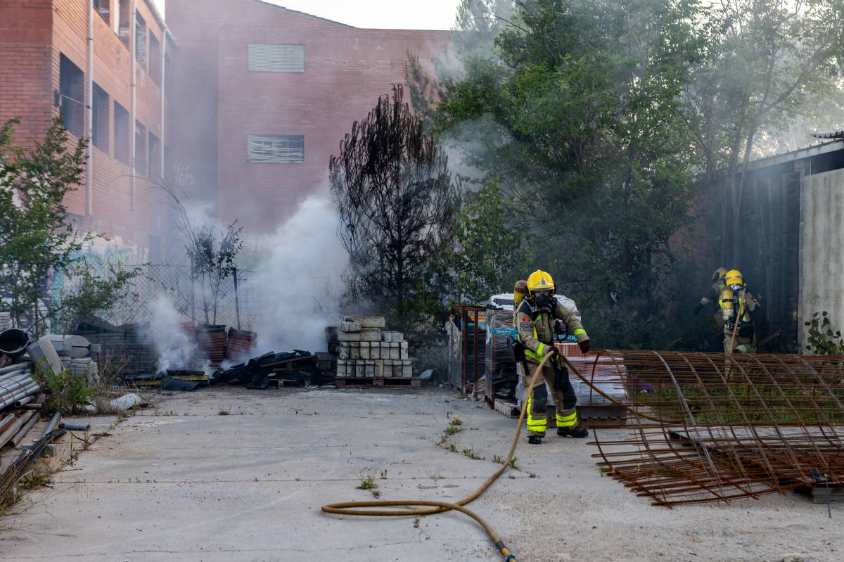 Els Bombers treballen per un incendi a Badia - Juanma Peláez Els Bombers treballen per un incendi a Badia