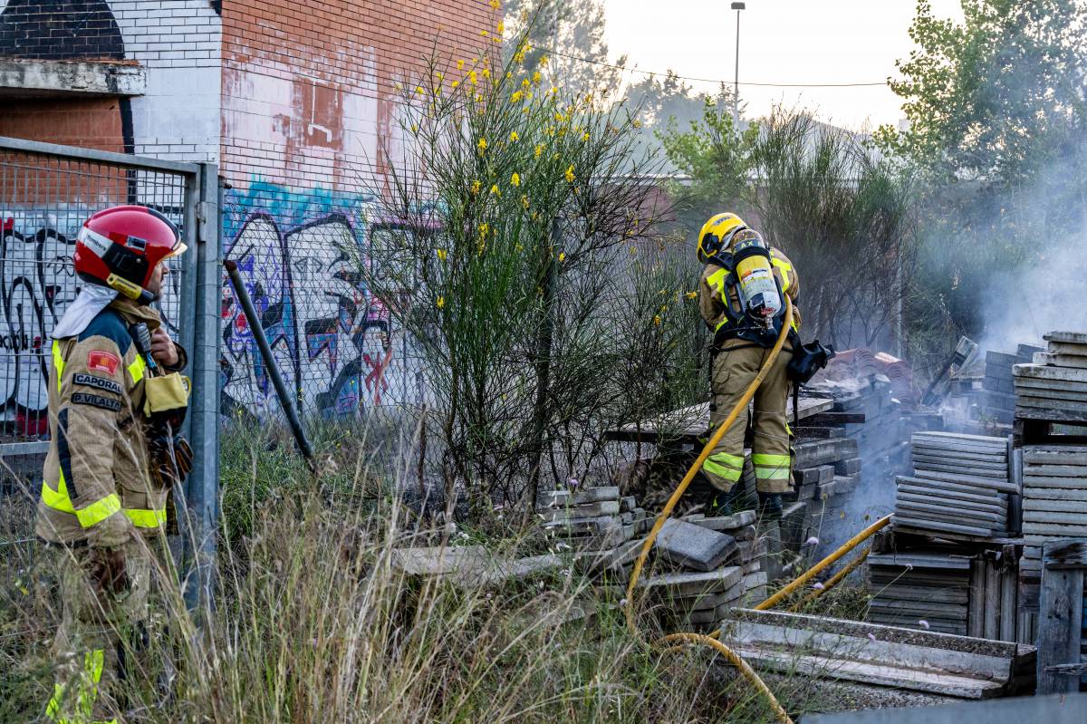 Els Bombers treballen per un incendi a Badia - Juanma Peláez Els Bombers treballen per un incendi a Badia