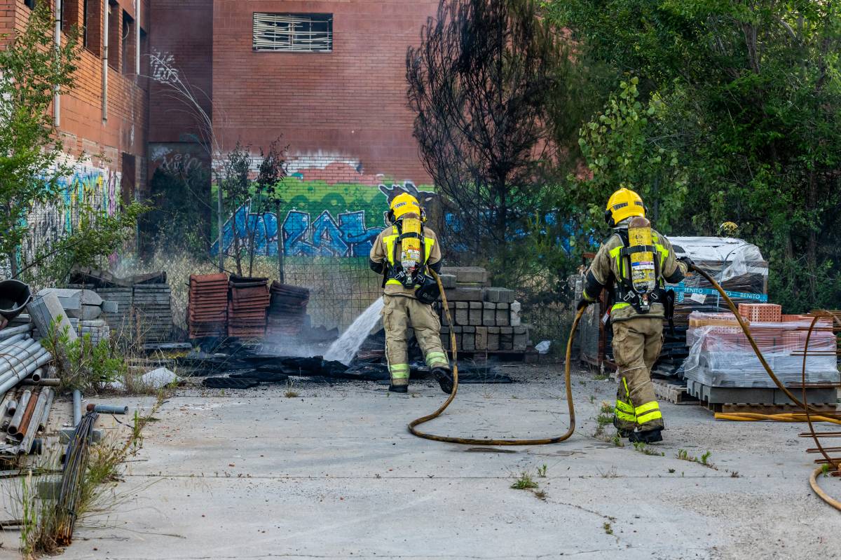 Els Bombers treballen per un incendi a Badia - Juanma Peláez Els Bombers treballen per un incendi a Badia
