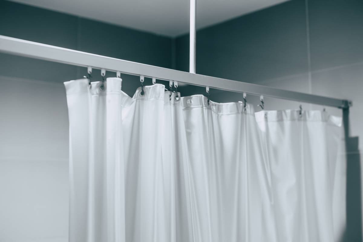 Ni lleixiu ni amoníac: el truc amb vinagre per deixar les cortines de la dutxa com noves