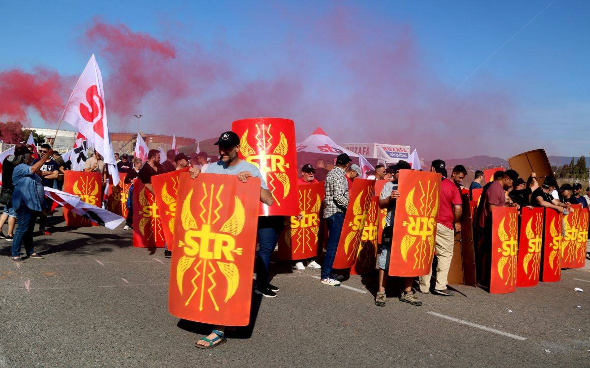 Els treballadors del sector del refinament bloquegen l'accés a les instal·lacions de Repsol a Tarragona