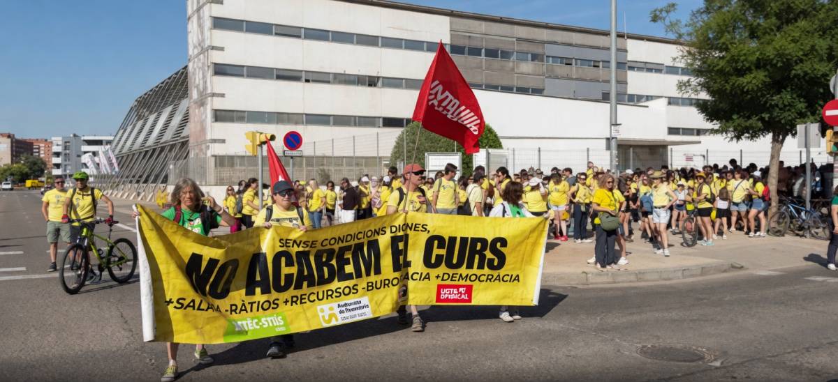 Centenars de docents es manifesten a la C-12 a Lleida en una nova jornada de vaga 