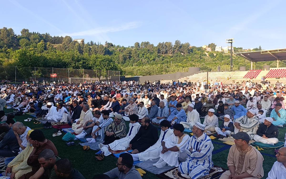 Prop de 2.700 fidels musulmans celebren la Festa del Xai al camp de futbol del Congost
