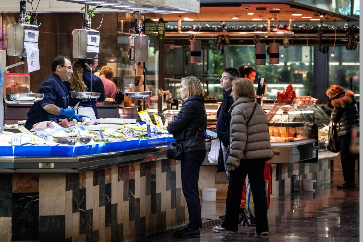 Collboni llançarà uns «bons consum» a Barcelona: així serà l'estalvi de fins a 10 euros en compres locals