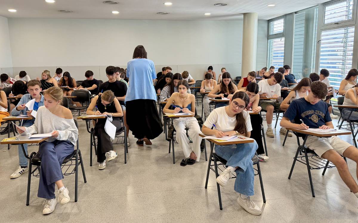 Un centenar d'alumnes del Bages fan un simulacre de selectivitat abans de les proves oficials