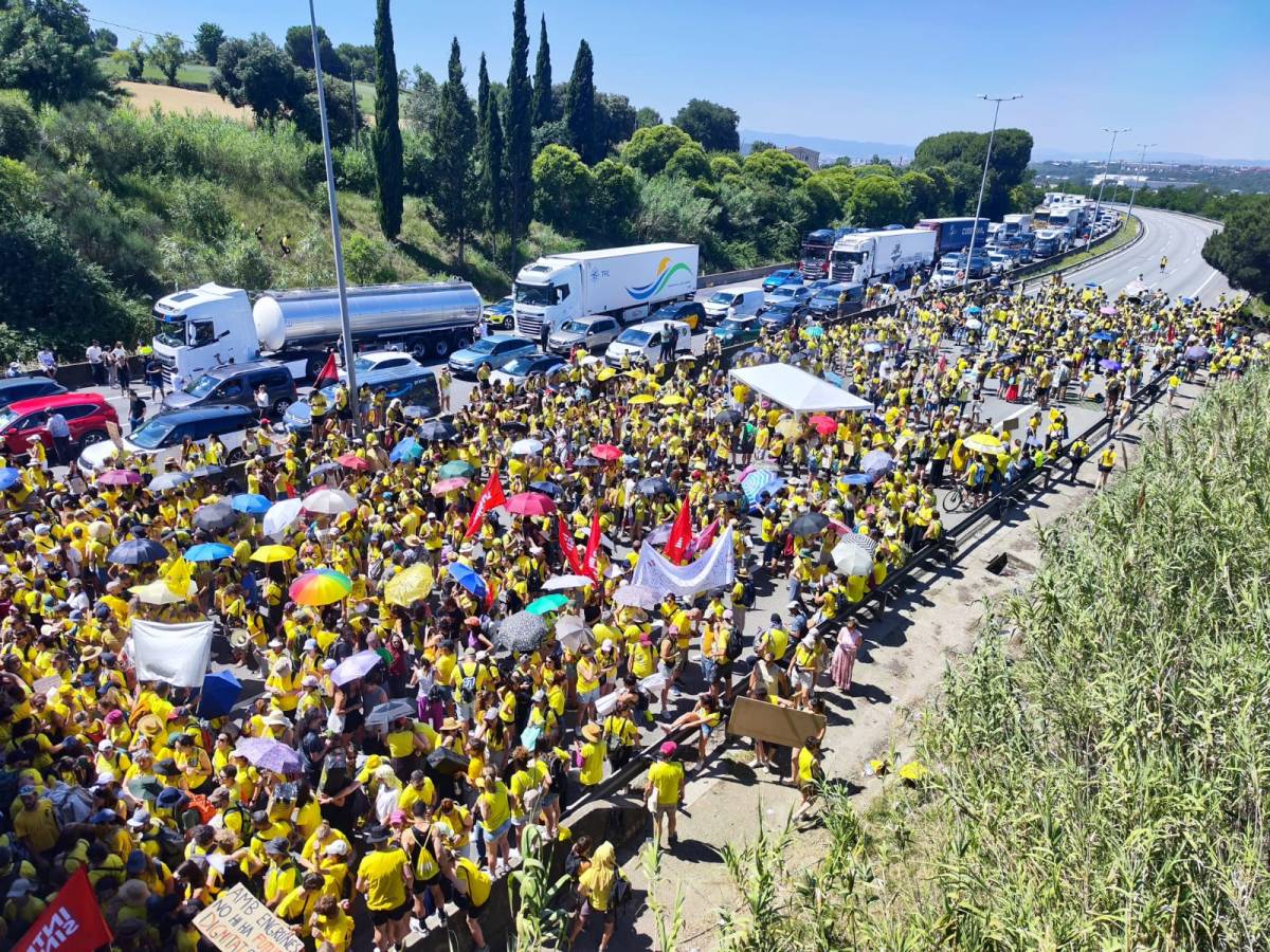 La protesta dels docents bloqueja les principals carreteres de Catalunya