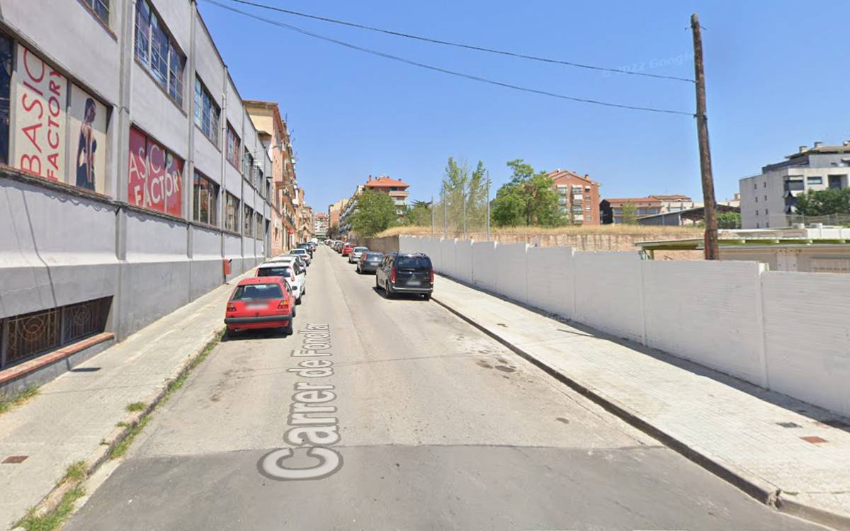 Tallat l'accés al carrer Fonollar de Manresa per obres de reparació d'un embornal