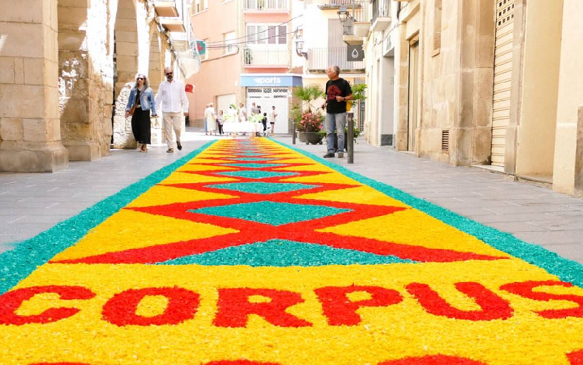 Flix omplirà els carrers de color amb les tradicionals catifes del Corpus Christi