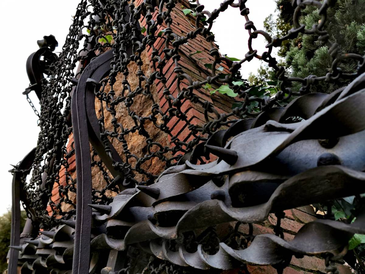 Reixa de l'entrada de La Miranda al Parc Güell. - Parc Güell.