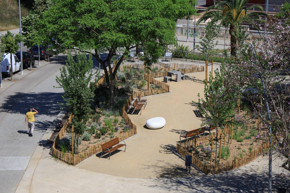 Els diferents espais renovats de la plaça, a Can Llong - Víctor Castillo Els diferents espais renovats de la plaça, a Can Llong